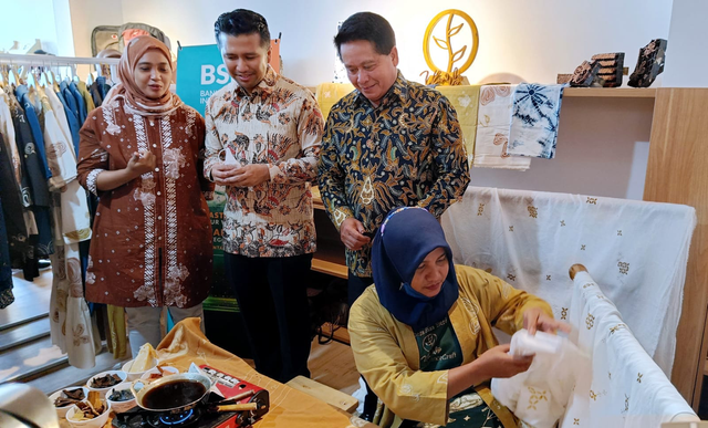 Direktur Utama BSI Hery Gunardi (kanan kedua) menemani Wakil Gubernur Jawa Timur Emil Dardak (kedua kiri) bersama salah satu pemenang BSI Talenta Wirausaha saat pembukaan BSI UMKM Center Surabaya lalu. Foto: Dok. BSI