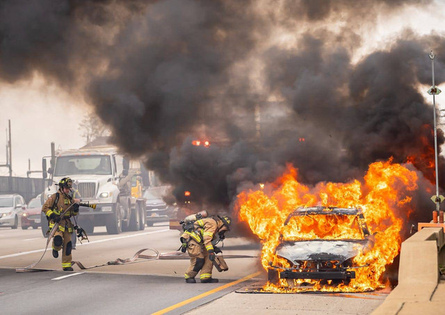Ilustrasi kebakaran mobil setelah kecelakaan. Foto" Pexels