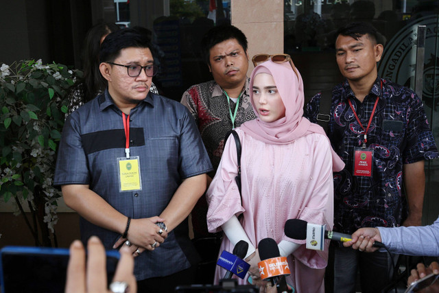 Istri Aditya Zoni, Yasmine Ow saat memberi keterangan usain menjalani sidang perdana terkait gugatan cerai di Pengadilan Agama Cibinong, Jawa Barat, Selasa, (11/6/2024). Foto: Agus Apriyanto