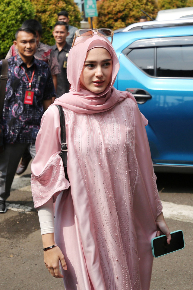 Istri Aditya Zoni, Yasmine Ow saat memberi keterangan usain menjalani sidang perdana terkait gugatan cerai di Pengadilan Agama Cibinong, Jawa Barat, Selasa, (11/6/2024). Foto: Agus Apriyanto