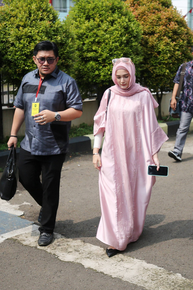 Istri Aditya Zoni, Yasmine Ow saat memberi keterangan usain menjalani sidang perdana terkait gugatan cerai di Pengadilan Agama Cibinong, Jawa Barat, Selasa, (11/6/2024). Foto: Agus Apriyanto