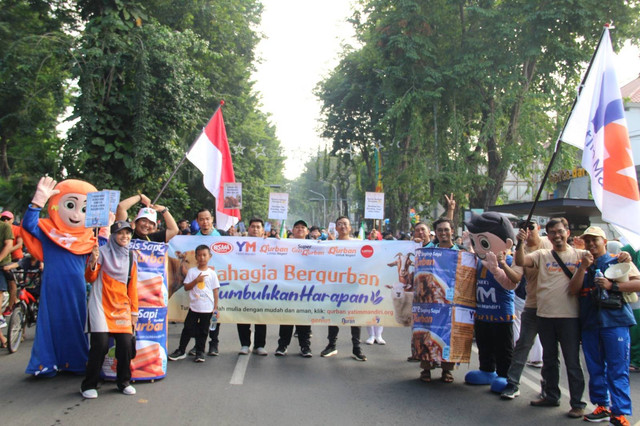 Suasana kemeriahan Tarhib Qurban Yatim Mandiri di Taman Bungkul, Surabaya, pada Ahad lalu (9/6/2024).