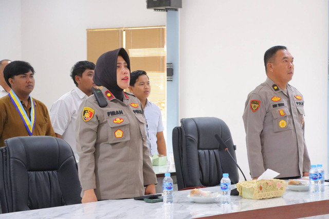 Wakapolres Sintang Kompol Firah bersama Kabag SDM Polres Sintang dan perwakilan Mahasiswa di Sintang, mengikuti zoom meetings di Aula Polres Sintang. Foto: Humas Polres Sintang