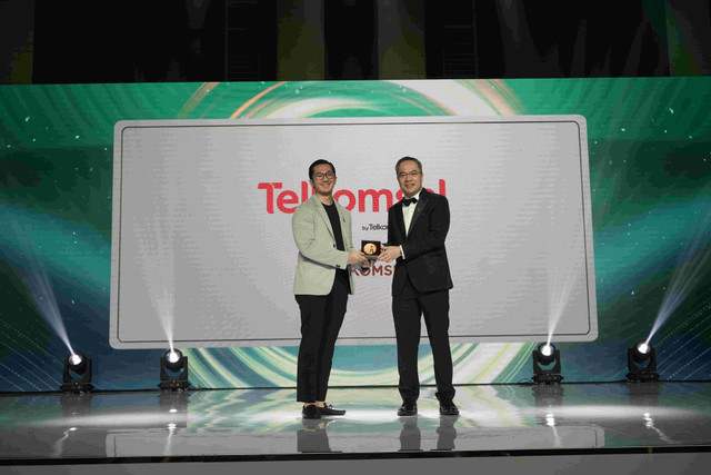 Vice President People Experience Management Telkomsel, Denny Abidin (kiri), menerima penghargaan HR Asia Best Companies to Work in Asia 2024, Foto: Dok. Telkomsel