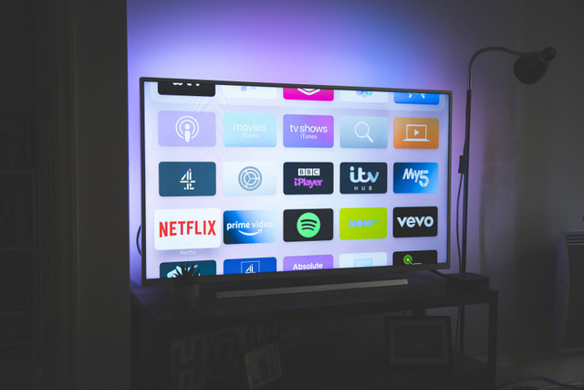 Ilustrasi smart TV ukuran 24 inch. Foto: Unsplash.com