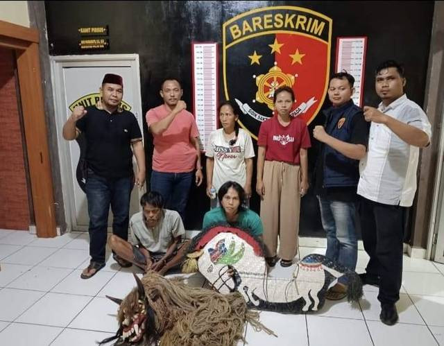 Satu keluarga pengelola kesenian kuda lumping saat ditangkap polisi di Musi Rawas. (ist)