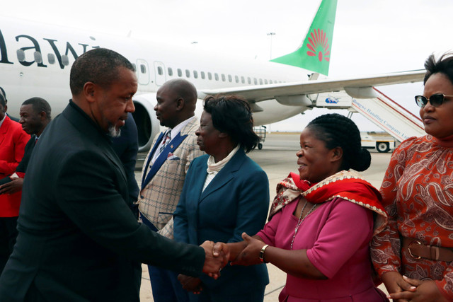 Wakil Presiden Malawi Saulos Chilima turun dari pesawat sekembalinya dari Korea Selatan di Lillongwe, Malawi, MInggu (9/6/2024). Foto: AP Photo