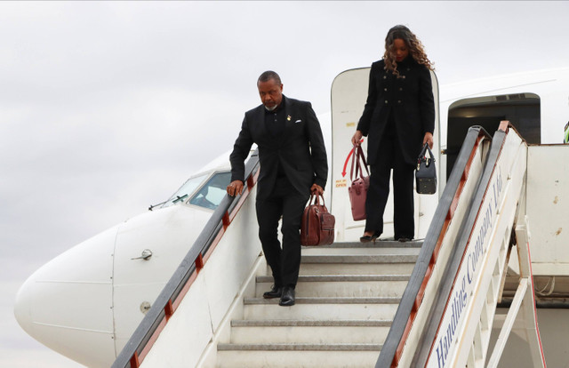 Wakil Presiden Malawi Saulos Chilima turun dari pesawat sekembalinya dari Korea Selatan di Lillongwe, Malawi, MInggu (9/6/2024). Foto: AP Photo