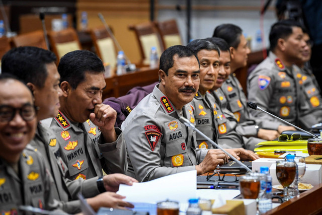 Wakapolri Komjen Pol Agus Andrianto mengikuti rapat kerja bersama Komisi III DPR di kompleks Parlemen, Jakarta, Selasa (11/6/2024). Foto: Galih Pradipta/ANTARA FOTO