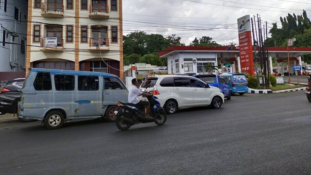 Antrean panjang pengisian BBM di salah satu SPBU di Kota Manado, Sulawesi Utara.