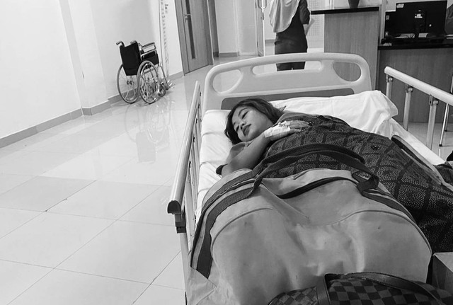 Foto ini memperlihatkan Dewi pasca melahirkan, berbaring di tempat tidur RS Pena 98 (Sumber gambar: Dokumen pribadi penulis oleh Erna Maya Lestari)