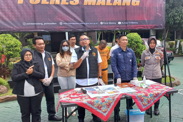 Polres Malang mengungkap kasus pria bernama Bobby De Armando alias Tyas Hayu Utomo menipu Isnanik (41 tahun) warga Kelurahan Kebonsari, Kecamatan Sukun, Kota Malang dengan membawa kabur mobil Toyota Yaris warna merah. Foto: Dok. Istimewa