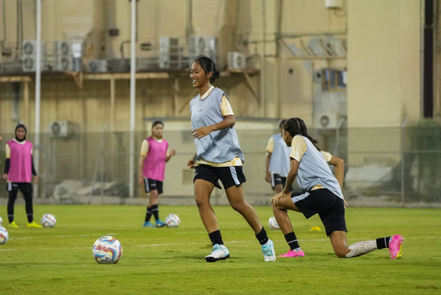 Nabila Divany sedang mengikuti sesi latihan Timnas Wanita Indonesia di Al Ahli Stadium, Bahrain, jelang lawan Timnas Wanita Bahrain.  Foto: Dok. Timnas Indonesia