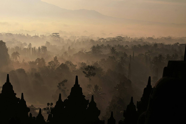 Ilustrasi Relief Candi Borobudur yang Berisi Kumpulan Sajak tentang Perbuatan Sang Buddha terdapat pada . Sumber: Unsplash.com/Elisabeth Morin