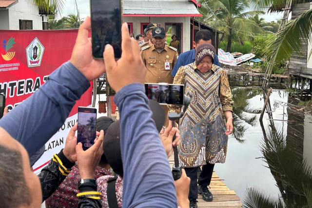 Menteri Sosial Tri Rismaharini melakukan kunjungan kerja ke di Desa Sungai Pitung, Kecamatan Alalak, Kabupaten Barito Kuala (Batola), Kalimantan Selatan (Kalsel), Selasa (11/6/2024). Foto: kumparan