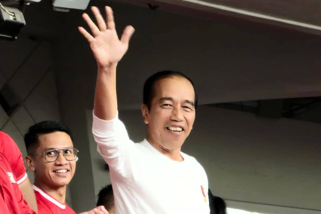 Presiden Ketujuh RI Joko Widodo saat menyaksikan pertandingan Timnas Indonesia melawan Filipina pada pertandingan lanjutan Grup F ronde kedua Kualifikasi Piala Dunia 2026 Zona Asia di Stadion Utama Gelora Bung Karno (SUGBK), Jakarta, Selasa (11/6/2024). Foto: Nadia Riso/kumparan