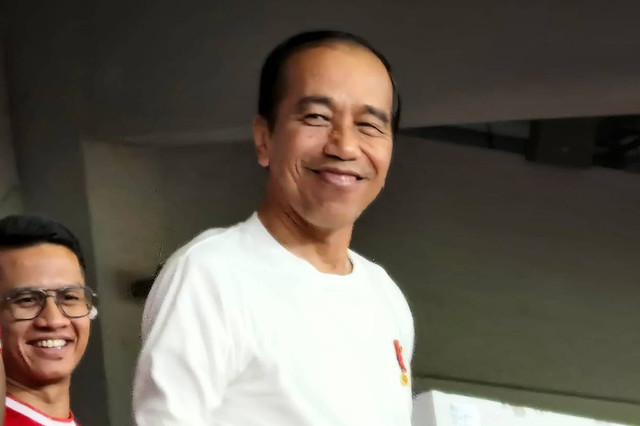 Presiden Joko Widodo saat menyaksikan pertandingan Timnas Indonesia melawan Filipina pada pertandingan lanjutan Grup F ronde kedua Kualifikasi Piala Dunia 2026 Zona Asia di Stadion Utama Gelora Bung Karno (SUGBK), Jakarta, Selasa (11/6/2024). Foto: Nadia Riso/kumparan