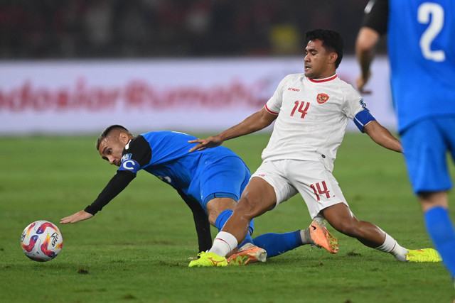 Pemain Timnas Indonesia Asnawi Mangkualam berebut bola dengan pemain Timnas Filipina Patrick pada pertandingan lanjutan Grup F ronde kedua Kualifikasi Piala Dunia 2026 Zona Asia di Stadion Utama Gelora Bung Karno, Jakarta, Selasa (11/6/2024). Foto: M Risyal Hidayat/ANTARA FOTO