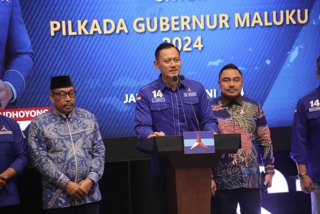 Penyerahan rekomendasi Partai Demokrat untuk Pilkada Maluku oleh Ketua Umum Partai Demokrat, Agus Harimurti Yudhoyono (AHY) di Kantor DPP Partai Demokrat, Jakarta Pusat, Selasa (11/6/2024). Foto: Jamal Ramadhan/kumparan