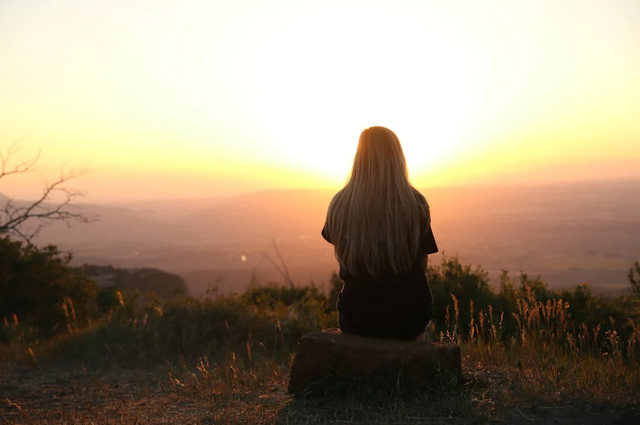 Woman Looking at Sunset. Foto: Pexels