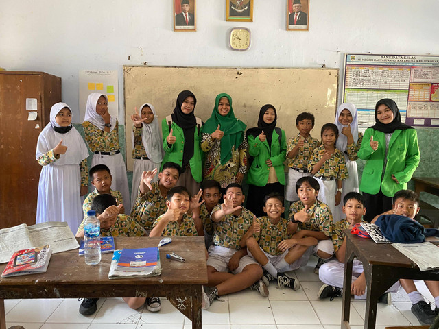 Gambar anak-anak yang bersekolah di sekolah negeri dengan fasilitas seadanya (sumber: Foto pribadi oleh Faidhila Emi Ismawati (2023)