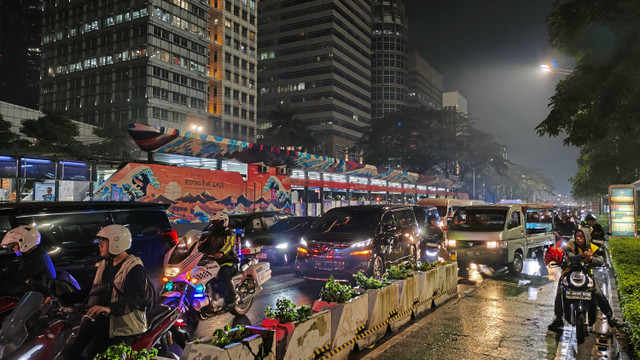 Arus lalu lintas usai laga Timnas Indonesia melawan Filipina di Jalan Jenderal Sudirman, Jakarta Pusat, Selasa (11/6/2024). Foto: Jonathan Devin/kumparan