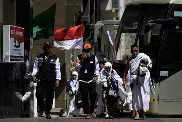 Petugas Penyelenggara Ibadah Haji (PPIH) Daker Makkah membantu jemaah calon haji Indonesia kloter 106 embarkasi Surabaya setibanya di hotel di Makkah, Arab Saudi, Selasa (11/6/2024). Foto: Sigid Kurniawan / ANTARA FOTO