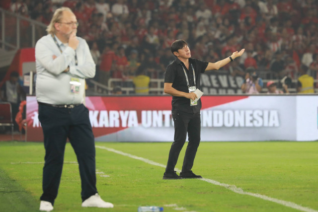 Pelatih Timnas Indonesia Shin Tae-yong memberikan arahan saat melawan Timnas Filipina  pada pertandingan lanjutan Grup F ronde kedua Kualifikasi Piala Dunia 2026 Zona Asia di Stadion Utama Gelora Bung Karno, Jakarta, Selasa (11/6/2024). Foto: Aditia Noviansyah/kumparan