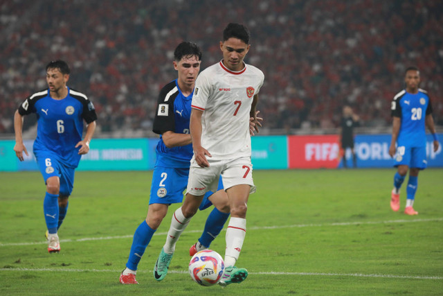 Pemain Timnas Indonesia Marselino Ferdinan berebut bola dengan pemain Timnas Filipina  Scott Woods pada pertandingan lanjutan Grup F ronde kedua Kualifikasi Piala Dunia 2026 Zona Asia di Stadion Utama Gelora Bung Karno, Jakarta, Selasa (11/6/2024). Foto: Aditia Noviansyah/kumparan