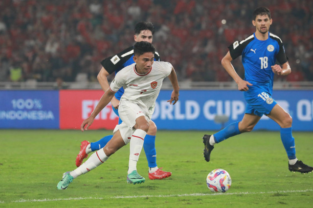 Pemain Timnas Indonesia Marselino Ferdinan berusaha melewati pemain Timnas Filipina  Scott Woods pada pertandingan lanjutan Grup F ronde kedua Kualifikasi Piala Dunia 2026 Zona Asia di Stadion Utama Gelora Bung Karno, Jakarta, Selasa (11/6/2024). Foto: Aditia Noviansyah/kumparan