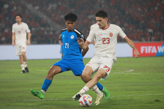 Pemain Timnas Indonesia Justin Hubner berusaha melewati pemain Timnas Filipina Santiago Rublico pada pertandingan lanjutan Grup F ronde kedua Kualifikasi Piala Dunia 2026 Zona Asia di Stadion Utama Gelora Bung Karno, Jakarta, Selasa (11/6/2024). Foto: Aditia Noviansyah/kumparan