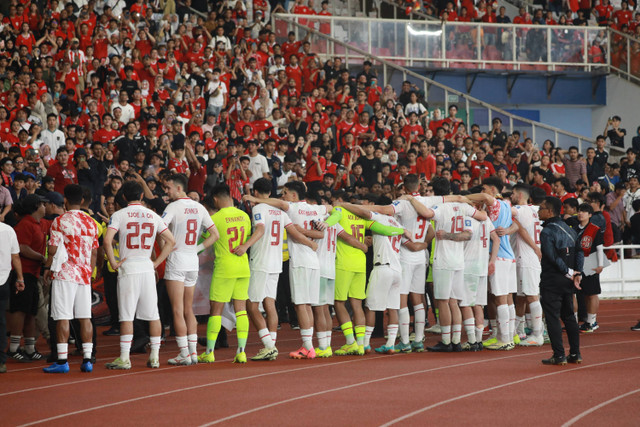 Pemain Timnas Indonesia menyapa suporter usai menang melawan Timnas Filipina pada pertandingan lanjutan Grup F ronde kedua Kualifikasi Piala Dunia 2026 Zona Asia di Stadion Utama Gelora Bung Karno, Jakarta, Selasa (11/6/2024). Foto: Aditia Noviansyah/kumparan