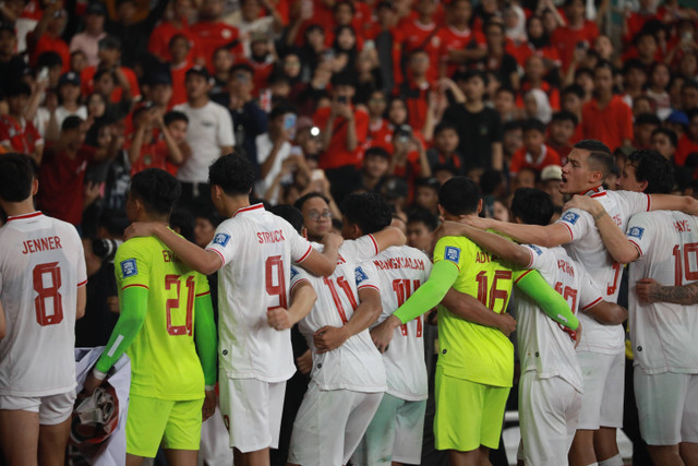 Pemain Timnas Indonesia menyapa suporter usai menang melawan Timnas Filipina pada pertandingan lanjutan Grup F ronde kedua Kualifikasi Piala Dunia 2026 Zona Asia di Stadion Utama Gelora Bung Karno, Jakarta, Selasa (11/6/2024). Foto: Aditia Noviansyah/kumparan