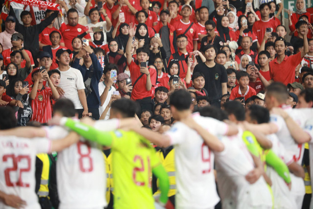 Pemain Timnas Indonesia menyapa suporter usai menang melawan Timnas Filipina pada pertandingan lanjutan Grup F ronde kedua Kualifikasi Piala Dunia 2026 Zona Asia di Stadion Utama Gelora Bung Karno, Jakarta, Selasa (11/6/2024). Foto: Aditia Noviansyah/kumparan