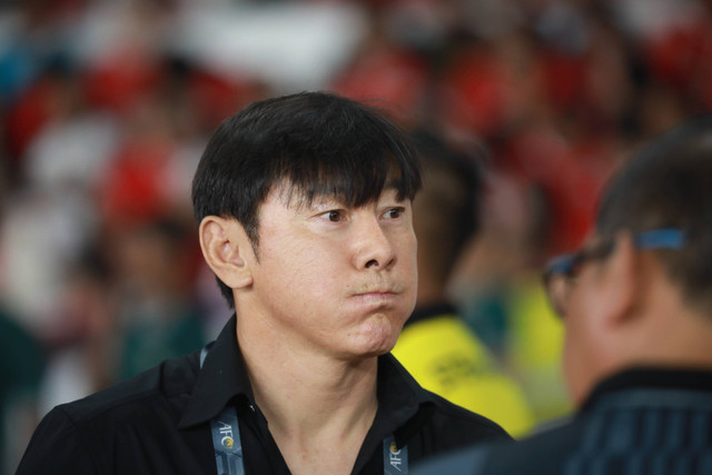 Pelatih Timnas Indonesia Shin Tae-yong saat melawan Timnas Filipina pada pertandingan lanjutan Grup F ronde kedua Kualifikasi Piala Dunia 2026 Zona Asia di Stadion Utama Gelora Bung Karno, Jakarta, Selasa (11/6/2024).
 Foto: Aditia Noviansyah/kumparan