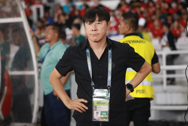 Pelatih Timnas Indonesia Shin Tae-yong saat melawan Timnas Filipina pada pertandingan lanjutan Grup F ronde kedua Kualifikasi Piala Dunia 2026 Zona Asia di Stadion Utama Gelora Bung Karno, Jakarta, Selasa (11/6/2024).
 Foto: Aditia Noviansyah/kumparan