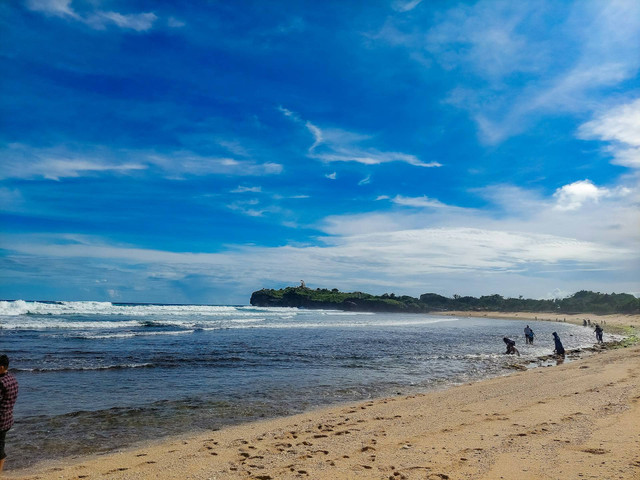 Pantai Alam Indah. Foto hanya ilustrasi, bukan tempat yang sebenarnya. Sumber: unsplash.com/Lusia Komala Widiastuti.