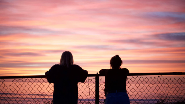 Ilustrasi dua wanita sedang memandang langit. Sumber: Unsplash