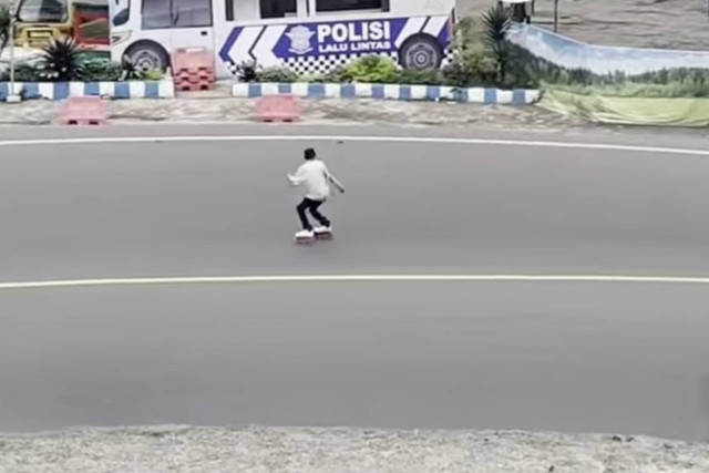 Pemuda bermain sepatu roda di Puncak Pass. Foto: Dok. Polres Cianjur