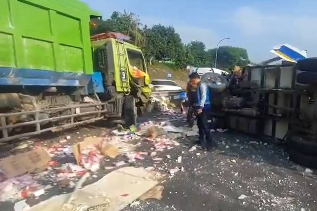 Proses evakuasi kecelakaan sebuah truk box yang menabrak dump truk yang sedang terparkir di pinggir jalan tol akibat mengantuk di Tol JORR Km. 19+800 Lebak Bulus arah Meruya, Rabu (12/6/2024). Foto: Dok. X@@TMCPoldaMetro