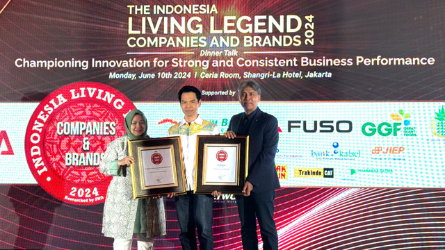 Ludwig Brasali, Group Product Manager Tolak Angin, mewakili Sido Muncul dan Tolak Angin menerima penghargaan dari Living Legend Awards 2024. Foto: Wina R./kumparan