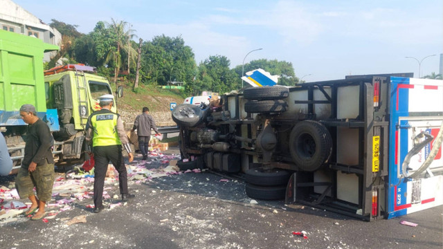 Truk boks yang terguling di Tol JORR.  Foto: Dok. Istimewa