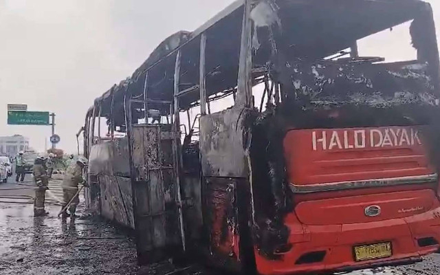 Bus pariwisata yang terbakar di ruas Tol Wiyoto Wiyono exit Jatinegara arah Tj. Priok Foto: Dok. X@TMCPoldaMetro