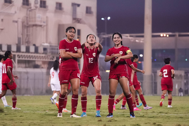 Shalika Aurelia, Zahra Muzdalifah, dan Shafira Ika merayakan gol kedua Indonesia dalam laga persahabatan Timnas Wanita Indonesia vs Bahrain di Al Ahli Stadium, Bahrain, Selasa (11/6/2024).  Foto: Dok. Timnas Indonesia. 