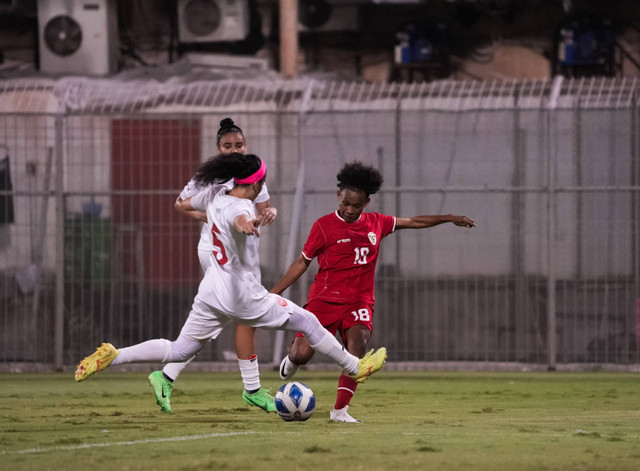 Marsela Awi melakukan tembakan dalam laga persahabatan Timnas Wanita Indonesia vs Bahrain di Al Ahli Stadium, Bahrain, Selasa (11/6/2024).  Foto: Dok. Timnas Indonesia. 