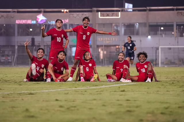 Claudia Scheunemann dkk merayakan gol pertama Indonesia dalam laga persahabatan Timnas Wanita Indonesia vs Bahrain di Al Ahli Stadium, Bahrain, Selasa (11/6/2024).  Foto: Dok. Timnas Indonesia. 