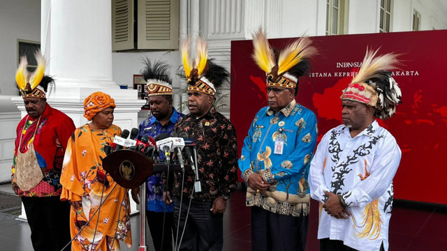 Majelis Rakyat Papua (MRP) usai diterima oleh Presiden Jokowi di Kompleks Istana Kepresidenan. Foto: Nadia Riso/kumparan