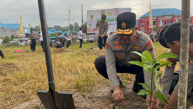 Kapolda Sultra Irjen Pol Dwi Iriyanto saat menanam pohon dalam menyambut Hari Bhayangkara ke-78.