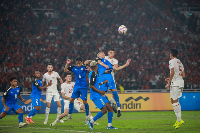 Pemain Timnas Indonesia berduel dengan pemain Timnas Filipina pada pertandingan lanjutan Grup F ronde kedua Kualifikasi Piala Dunia 2026 Zona Asia di Stadion Utama Gelora Bung Karno, Jakarta, Selasa (11/6/2024). Foto: Aditia Noviansyah/kumparan