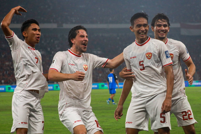 Pemain Timnas Indonesia Rizky Ridho selebrasi usai cetak gol ke gawang Timnas Filipina pada pertandingan lanjutan Grup F ronde kedua Kualifikasi Piala Dunia 2026 Zona Asia di Stadion Utama Gelora Bung Karno, Jakarta, Selasa (11/6/2024). Foto: Aditia Noviansyah/kumparan